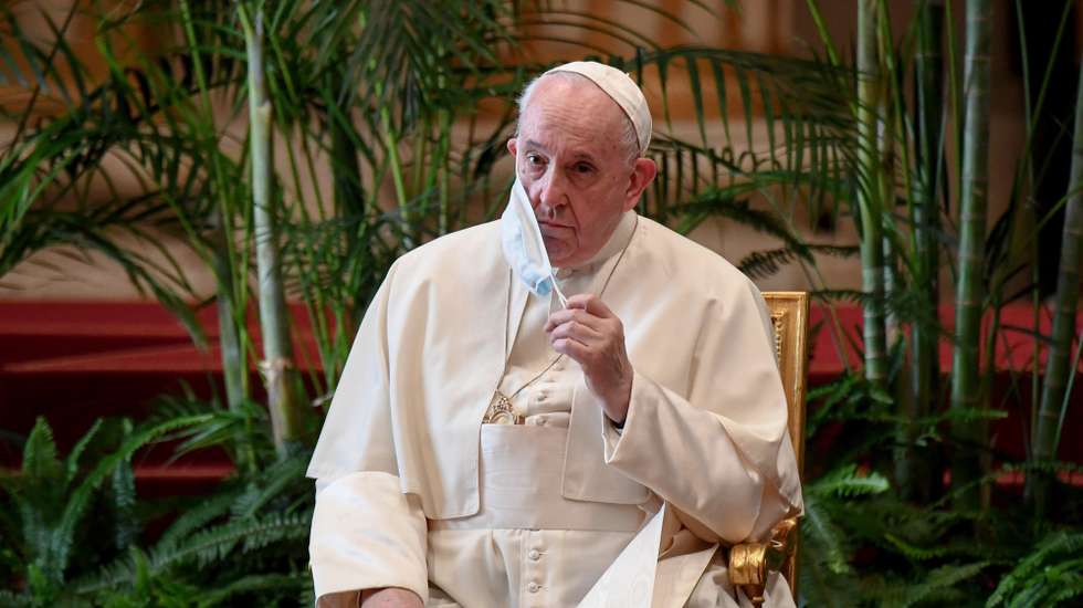 epa09505268 Pope Francis removes his face mask as he attends the meeting 'Faith and Science: towards COP26' in the Hall of Blessings, in Vatican City, 04 October 2021. The meeting, promoted by the Embassies of Great Britain and Italy to the Holy See together with the Holy See, brings together scientists and religious leaders from all over the world.  EPA/ALESSANDRO DI MEO