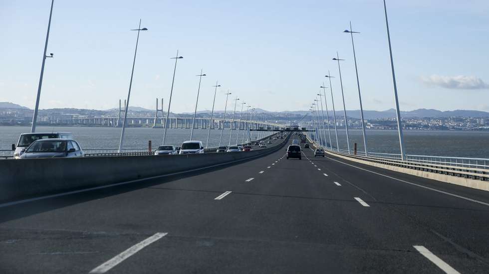 Estão a decorrer testes de um equipamento de controlo da velocidade média no viaduto da Vasco da Gama