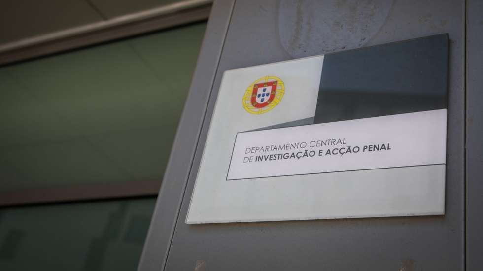 Na investigação terão já sido constituídas arguidas três pessoas, suspeitas de estarem envolvidas numa operação de tráfico humano