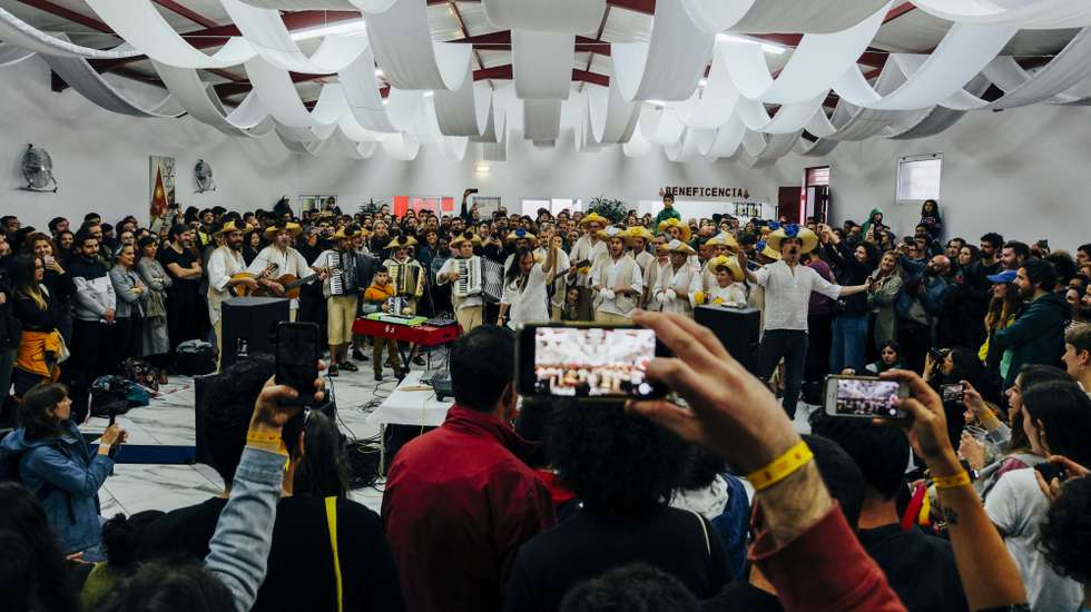 Em 2019, o festival promoveu uma atuação conjunto da banda rock catalã Za! com o grupo de música e danças tradicionais e locais Despensas de Rabo de Peixe