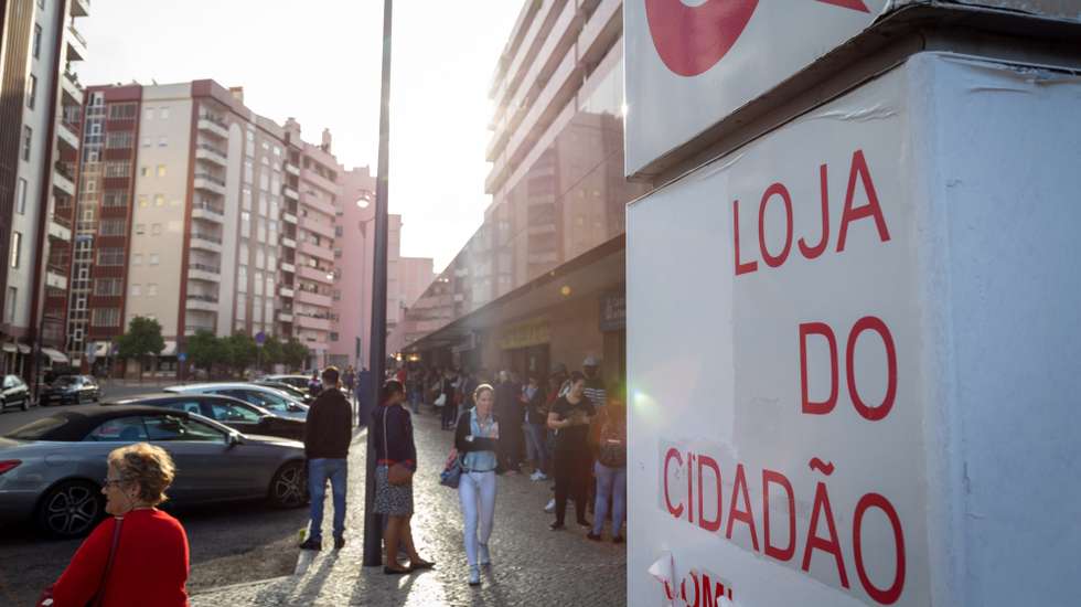A medida visa ajudar a regularizar os casos em atraso até ao final do mês e recuperar algum do tempo perdido devido ao encerramento das Lojas do Cidadão por causa da pandemia da Covid-19