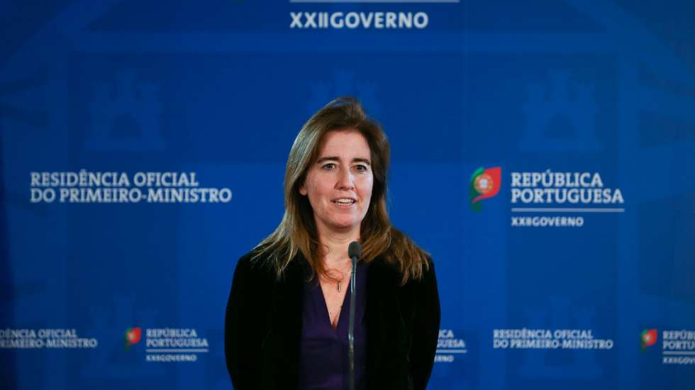 A ministra do Trabalho e Soliadriedade Social, Ana Mendes Godinho, fala aos jornalistas no final da reunião da Concertação Social na residência oficial de São Bento, em Lisboa, 29 de abril de 2020. Portugal regista até ao momento 973 mortes associadas à covid-19, e 24.505 infetados, segundo o boletim epidemiológico divulgado pela Direção-Geral da Saúde (DGS). O país encontra-se em estado de emergência desde as 00:00 de 19 de março tendo a Assembleia da República aprovado o seu prolongamento até ao final do dia 02 de maio. ANTÓNIO COTRIM /LUSA