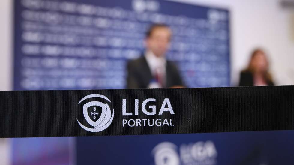 O presidente da Mesa da Assembleia Geral da Liga de Futebol, Mário Costa (E), e Sónia Carneiro, diretora executiva da Liga de Futebol durante a conferência de imprensa após a assembleia geral extraordinária da Liga Portuguesa de Futebol Profissional, para debater a governação do organismo liderado por Pedro Proença, apreciar o apoio anunciado para os clubes da II Liga e a entrada em vigor das cinco substituições na I Liga, entre outros pontos da ordem de trabalhos solicitados pelos emblemas profissionais, no auditório da Ordem dos Contabilistas, Porto, 8 de junho de 2020. JOSÉ COELHO/LUSA