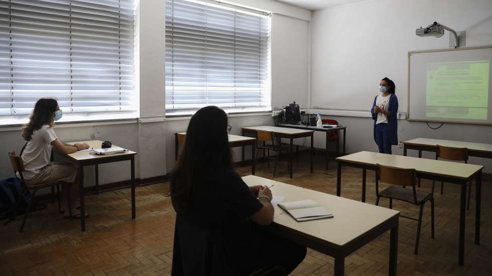 Uma aula na escola Secundária Dr. Serafim Leite, durante uma reportagem no âmbito do ranking das escolas, em São João da Madeira, 22 de junho de 2020. O ‘ranking’ da Lusa, feito com base em dados disponibilizados pelo Ministério da Educação, tem em conta apenas as escolas onde foram feitos pelo menos 100 exames, analisando por isso as classificações de mais de 221 mil exames de 514 estabelecimentos de ensino públicos e privados. (ACOMPANHA TEXTO DA LUSA DO DIA 27 DE JUNHO DE 2020). JOSÉ COELHO/LUSA