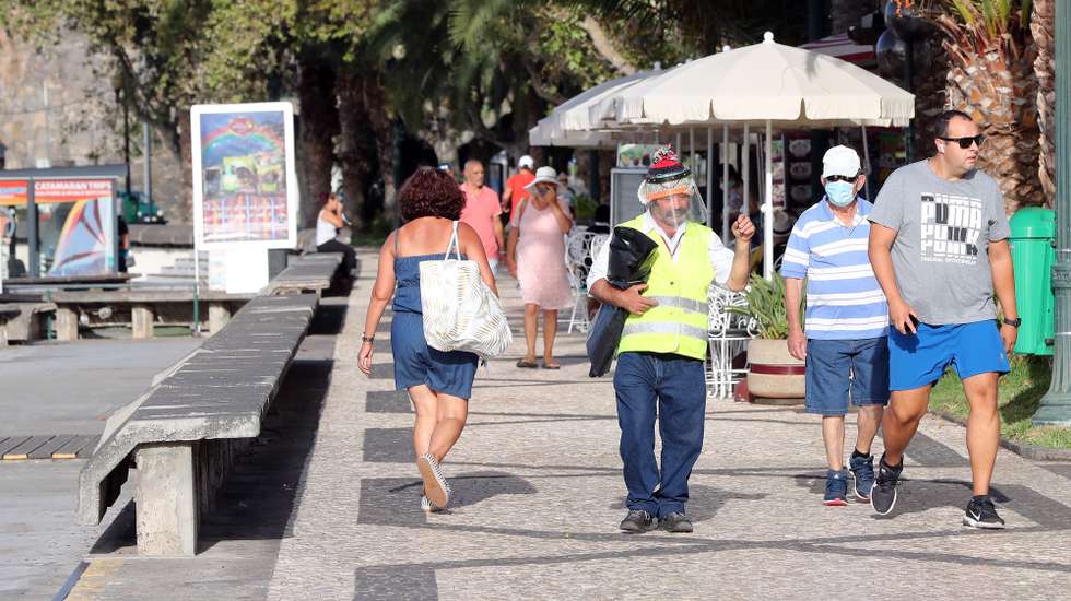 Governo Regional da Madeira determinou o uso obrigatório de máscara no espaço público a partir das 00:00 horas de hoje, no Funchal, 1 de agosto de 2020. HOMEM DE GOUVEIA/LUSA