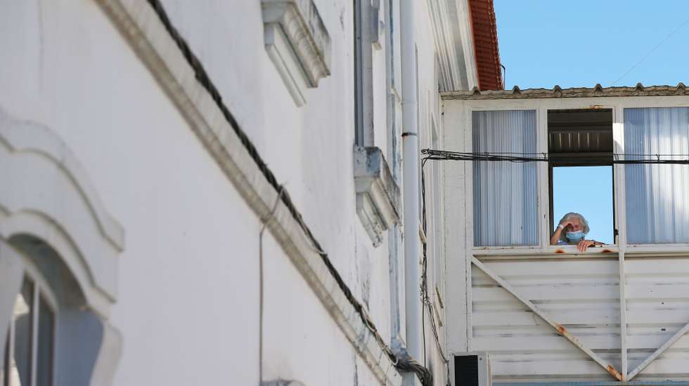 Uma idosa à janela do lar da Fundação Maria Inácia Perdigão Silva de Reguengos de Monsaraz, de onde serão amanhã transferidos os cerca de 60 idosos com covid-19, para um pavilhão multiusos preparado para o efeito, Monsaraz, 02 de julho de 2020. O número de mortos do surto de covid-19 que terá iniciado nesta instituição subiu hoje para oito, com os óbitos de mais duas utentes, uma de 94 e outra de 92 anos, segundo informou hoje o município. NUNO VEIGA/LUSA