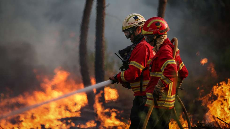 Bombeiros durante o combate a um incêndio que lavra em Oleiros, Castelo Branco, 14 de setembro de 2020. O incêndio que deflagrou em Proença-a-Nova no domingo e que lavra hoje com intensidade em Oleiros já está próximo do Rio Zêzere, afirmou hoje o presidente da Câmara. Segundo a Autoridade Nacional de Emergência e Proteção Civil estão neste momento a combater o incêndio 1041 operacionais no terreno, apoiados por 343 veículos e oito meios aéreos. PAULO CUNHA /LUSA
