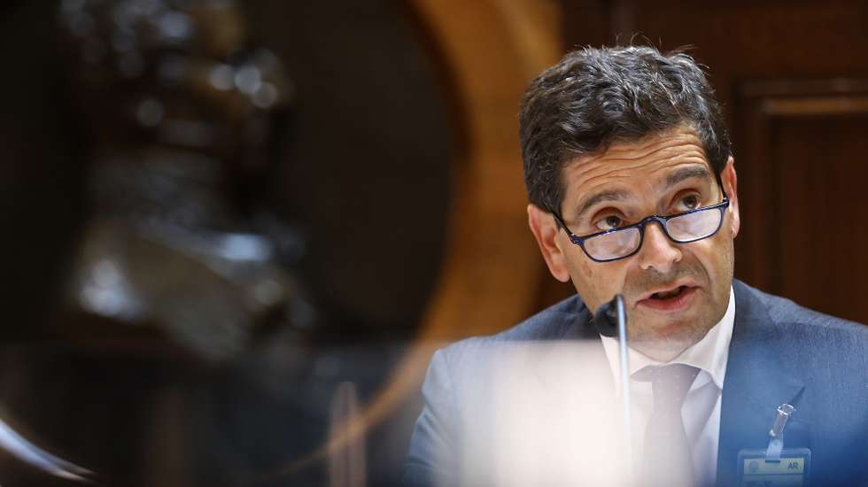 O presidente do Novo Banco, António Ramalho, intervém durante a sua audição na comissão de Orçamento e Finanças, no âmbito dos requerimentos apresentados pelo grupo parlamentar do PS, GP PAN e DURP IL e, bem assim, sobre a alienação das carteiras de imóveis e créditos detidos por esta entidade, conforme deliberado na reunião da COF de 30/07/2020, em Lisboa, 15 de setembro de 2020. ANTÓNIO PEDRO SANTOS/LUSA