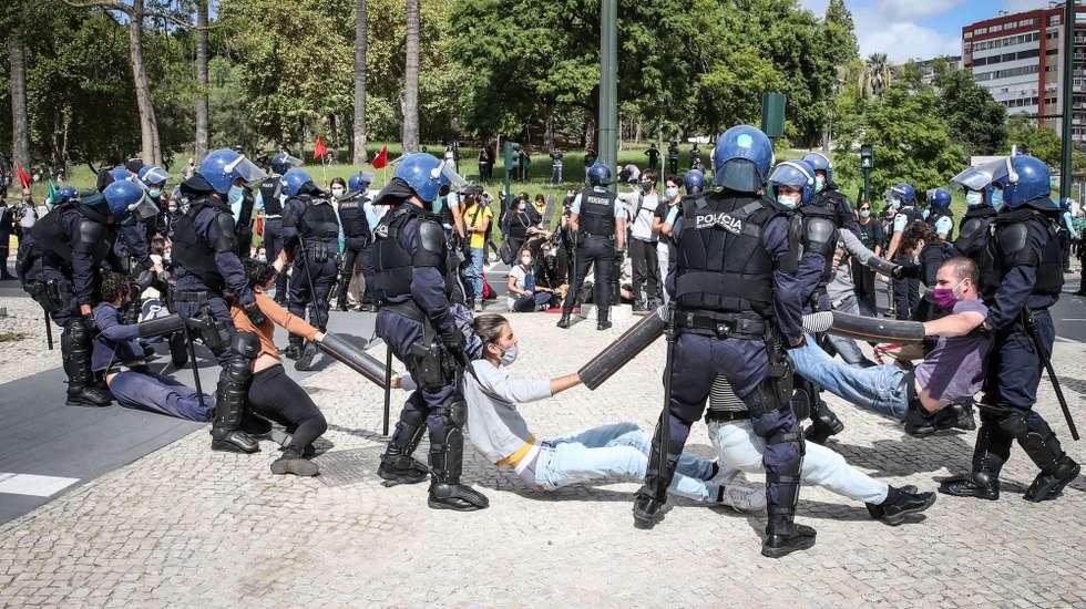 Manifestantes contra a destruição climática, o desemprego, a crise económica e o Governo, durante uma ação que faz parte da onda de mobilizações de outono "Climate Care Uprising", a nível europeu com açôes de desobediência civil não violenta foi lançada pelo Climáximo, coletivo aberto pela Justiça Climática, com o manifesto Nós Somos os Anti-Corpos, subscrito por quase 300 pessoas de várias áreas da sociedade, e foi organizada em assembleias abertas de voluntários, Lisboa, 05 de outubro de 2020. MANUEL DE ALMEIDA/LUSA