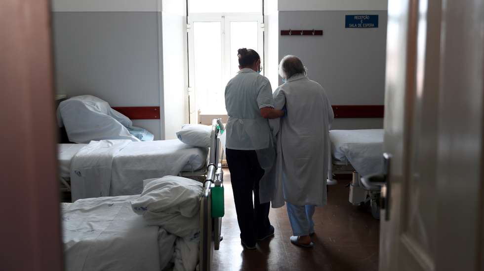 Uma doente em internamento no Centro Militar de Saúde de Évora, com instalações atualmente a ser utilizadas pelo Hospital do Espírito Santo, que hoje foi visitado pelo ministro da Defesa, João Gomes Cravinho (ausente da foto), no âmbito de visitas a entidades e infraestruturas diretamente envolvidas no combate à covid-19, em Évora, 28 de abril de 2020. NUNO VEIGA/LUSA
