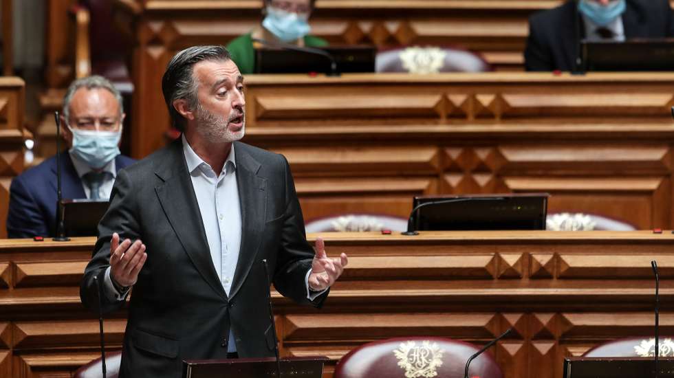 O deputado do Iniciativa Liberal João Cotrim de Figueiredo intervém durante a interpelação do Partido Comunista Português (PCP) ao Governo sobre a "Proteção, direitos e salários dos trabalhadores, no atual contexto económico e social", na Assembleia da República, em Lisboa, 19 de junho de 2020. MÁRIO CRUZ/LUSA