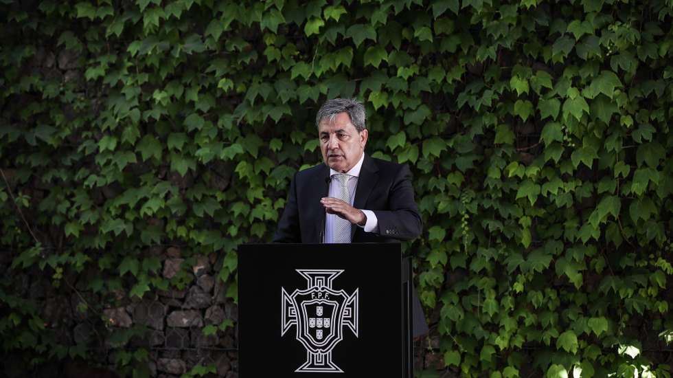 O presidente da Federação Portuguesa de Futebol (FPF), Fernando Gomes, discursa durante a cerimónia de posse dos orgãos sociais da Federação após ter sido reeleito para um terceiro mandato à frente do organismo, na Cidade de Futebol, em Oeiras, 9 de julho de 2020. MÁRIO CRUZ/LUSA
