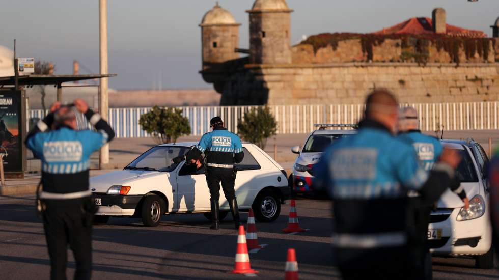 Agentes da PSP fazem uma operação Stop na rotunda do Castelo do Queijo que liga Matosinhos ao Porto, 30 outubro 2020. A circulação entre concelhos do continente está proibida entre os dias 30 de outubro e 03 de novembro devido à pandemia Covid-19 ESTELA SILVA/LUSA
