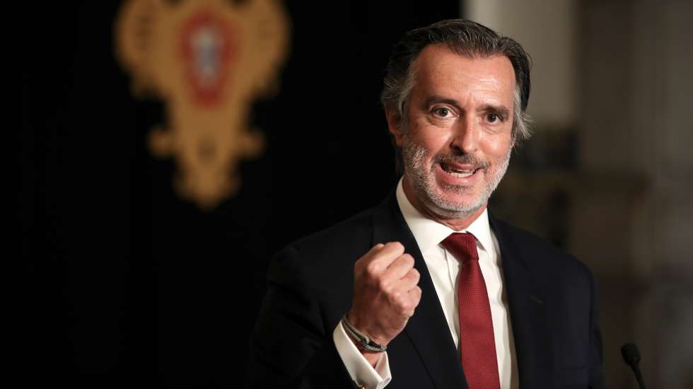 O líder do partido Iniciativa Liberal, João Cotrim de Figueiredo, fala aos jornalistas no final da audiência com o Presidente da República, Marcelo Rebelo de Sousa (ausente da fotografia), no Palácio de Belém, em Lisboa, 02 de novembro de 2020. MANUEL DE ALMEIDA/LUSA