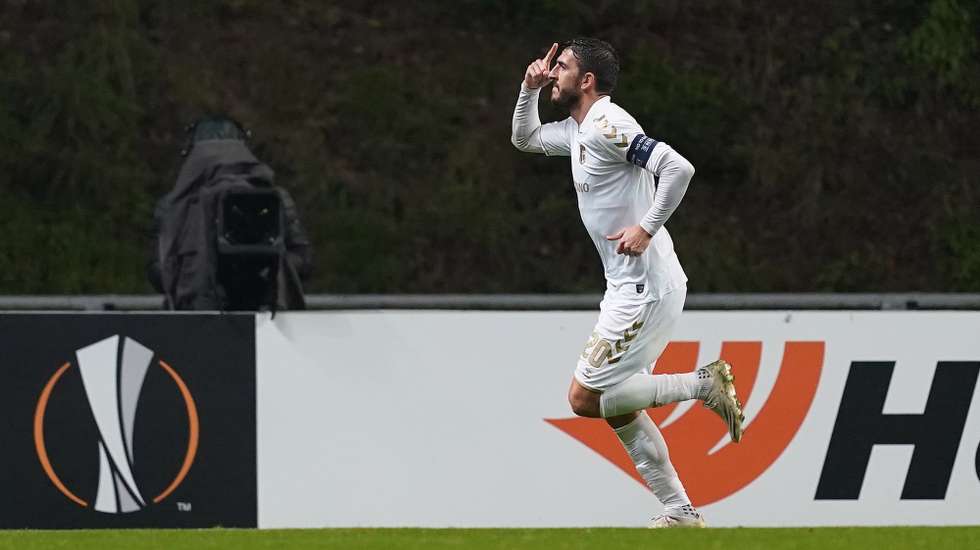 epa08766499 Sporting de Braga´s Paulinho celebrates after scoring during the UEFA Europa League group G soccer match Sporting de Braga vs AEK Athens held in Braga, Portugal, 22 October 2020.  EPA/HUGO DELGADO