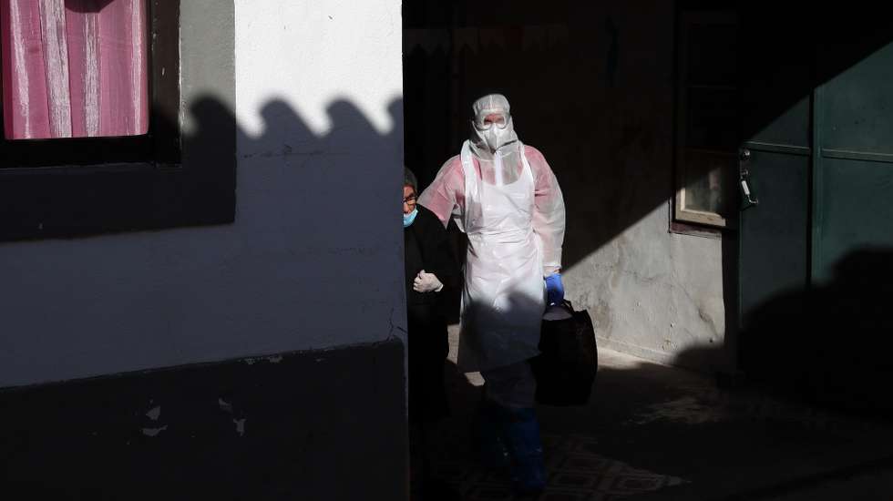 Operação de transferência de utentes do lar Mansão de São José, a maioria infetados com o novo coronavírus, para um edifício preparado para esta situação, na Base Aérea 11 (BA11), em Beja, 17 de outubro de 2020. O surto de covid-19 no lar Mansão de São José foi confirmado na quarta-feira, depois de utentes e funcionários terem sido testados à presença do SARS-CoV-2 na sequência da confirmação de dois casos positivos, uma utente e uma funcionária. NUNO VEIGA/LUSA