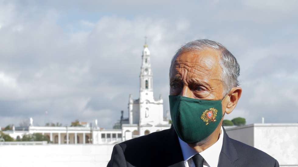 O Presidente da República, Marcelo Rebelo de Sousa, no final da missa de sufrágio pelas vítimas da pandemia em Portugal, na Basílica da Santíssima Trindade do Santuário de Fátima, 14 de novembro de 2020. A missa é celebrada por José Ornelas Carvalho, bispo de Setúbal e presidente da CEP, no âmbito da 199.ª Assembleia plenária da Conferência Episcopal Portuguesa (CEP), PAULO CUNHA /LUSA
