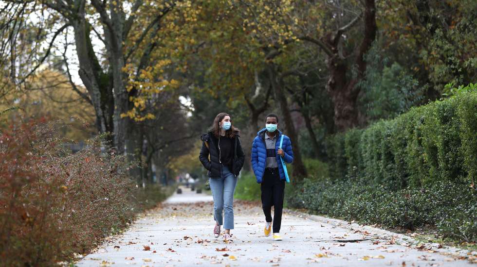 Um casal passeia pelo Jardim do Campo Grande durante o recolher obrigatório do estado de emergência no âmbito das medidas de contenção da covid-19, em Lisboa, 14 de novembro de 2020. Com 191 concelhos em risco em Portugal, o Conselho de Ministros decretou o encerramento de todos os estabelecimentos comerciais e restauração a partir das 13h00 até às 08h00 do dia seguinte, tanto no sábado como no domingo, para além do confinamento obrigatório para toda a população dos concelhos em risco a partir das 13h. ANTÓNIO PEDRO SANTOS/LUSA