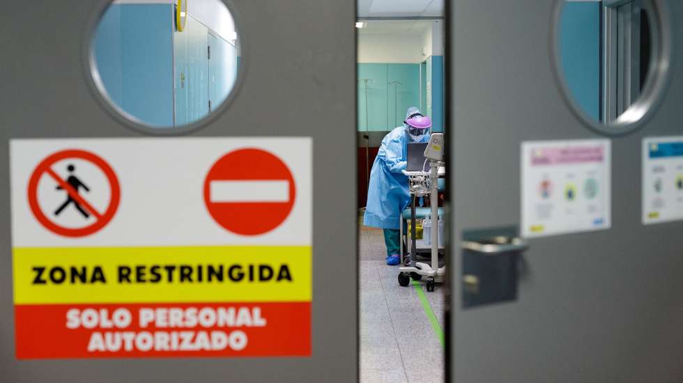 epa08823461 A paramedic works at a restricted area for COVID-19 patients in Nuestra Senora de La Candelaria hospital in Santa Cruz de Tenerife, Tenerife Island, Canary Islands, Spain, 16 November 2020. The hospital was the medical center in charge of first relevant coronavirus crisis recorded in Spain when a hotel had to be isolated due to several COVID-19 cases in southern Tenerife last February.  EPA/Rammn de la Rocha