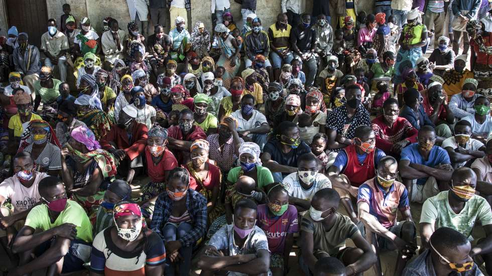 Deslocados da violência armada em Cabo Delgado reunidos no campo de deslocados de Manono, Metuge, Moçambique 22 de julho de 2020. "Não é impossível" cumprir as medidas nestes campos, diz Daniel Timme, chefe de comunicação do Fundo das Nações Unidas para a Infância (UNICEF), "mas é um processo educacional". (ACOMPANHA TEXTO DE 26 DE JULHO DE 2020). RICARDO FRANCO/LUSA