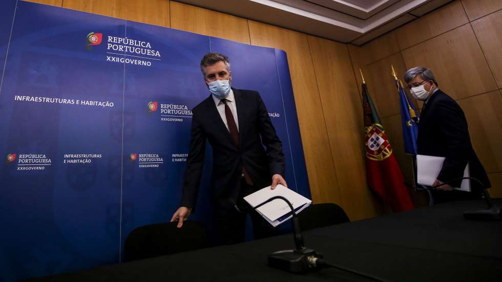 O ministro das Infraestruturas e da Habitação, Pedro Nuno Santos (E), acompanhado pelo secretário de Estado do Tesouro, Miguel Cruz (D) momentos antes da conferência de imprensa para explicar os detalhes do Plano de Restruturação da TAP, entregue dia 10 de dezembro em Bruxelas, em Lisboa, 11 de dezembro de 2020. NUNO FOX/LUSA