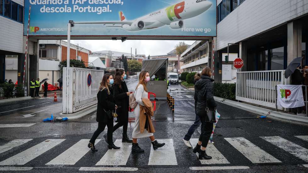 Protesto de trabalhadores da TAP contra plano de reestruturação da empresa, organizado pelo movimento "Os Números da TAP Têm Rosto", não afeto a nenhuma estrutura sindical,  no Aeroporto de Lisboa, em Lisboa, 09 de dezembro de 2020. RODRIGO ANTUNES/LUSA