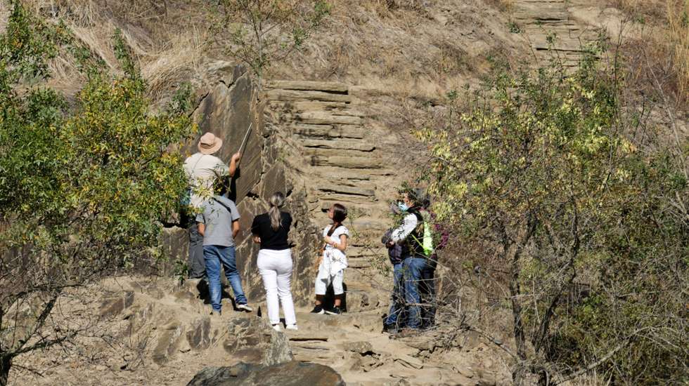 Turistas visitam as gravuras rupestres do Vale do Côa. A Fundação Côa Parque propõe aos visitantes uma nova modalidade de circuito pelas gravuras rupestres, desta vez a nado, nas águas do rio Côa, para assim descobrir um novo ângulo deste património com 30.000 anos, Vila Nova de Foz Côa, 10 de outubro de 2020. (ACOMPANHA TEXTO DE 11/10/2020) FRANCISCO PINTO/LUSA