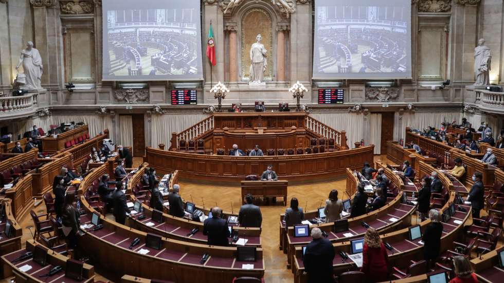 Deputados aprovam o pedido de renovação da aplicação da Declaração do Estado de Emergência, no período de 24 de novembro a 8 de dezembro de 2020, na Assembleia da República em Lisboa, 17 de dezembro de 2020. TIAGO PETINGA/LUSA