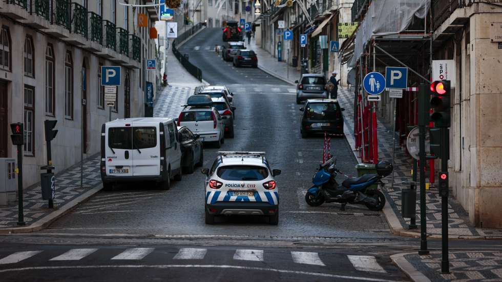 Um carro da Polícia de Segurança Pública circula na zona do Chiado a meio da tarde, em Lisboa, 05 de dezembro de 2020. Entre as 13:00h de sábado 05 de dezembro e as 05:00h de 06 dezembro, está em vigor o recolher obrigatório nos concelhos de risco "extremamente elevado" e "muito elevado". JOSÉ SENA GOULÃO/LUSA