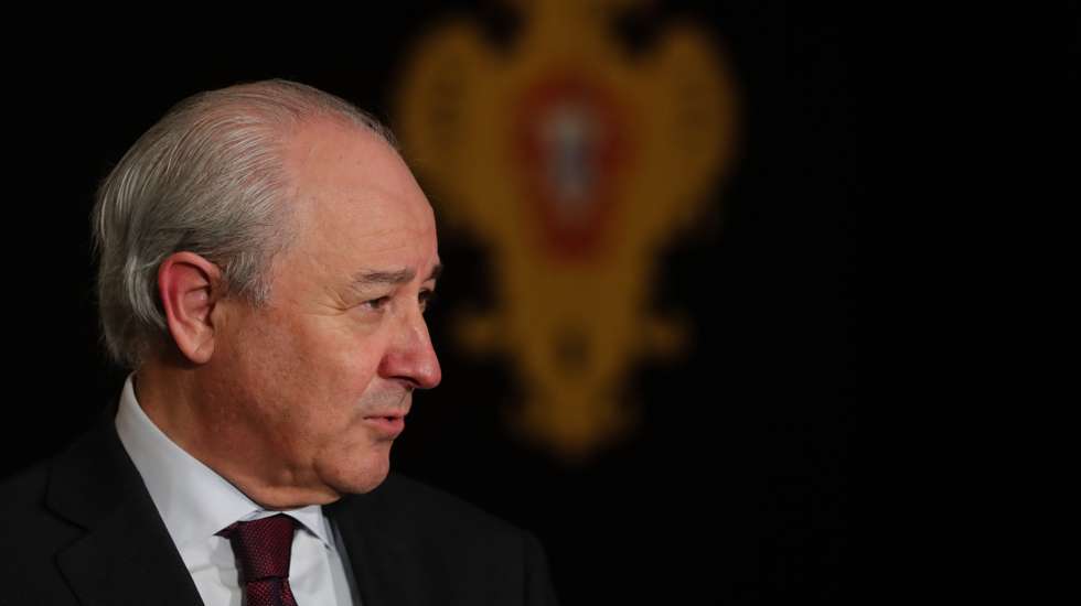 O presidente do Partido Social Democtara (PSD), Rui Rio, fala aos jornalistas após uma audiência com o Presidente da República, Marcelo Rebelo de Sousa (ausente na foto), sobre a renovação do estado de emergência, no Palácio de Belém, em Lisboa, 16 de dezembro de 2020. TIAGO PETINGA/LUSA