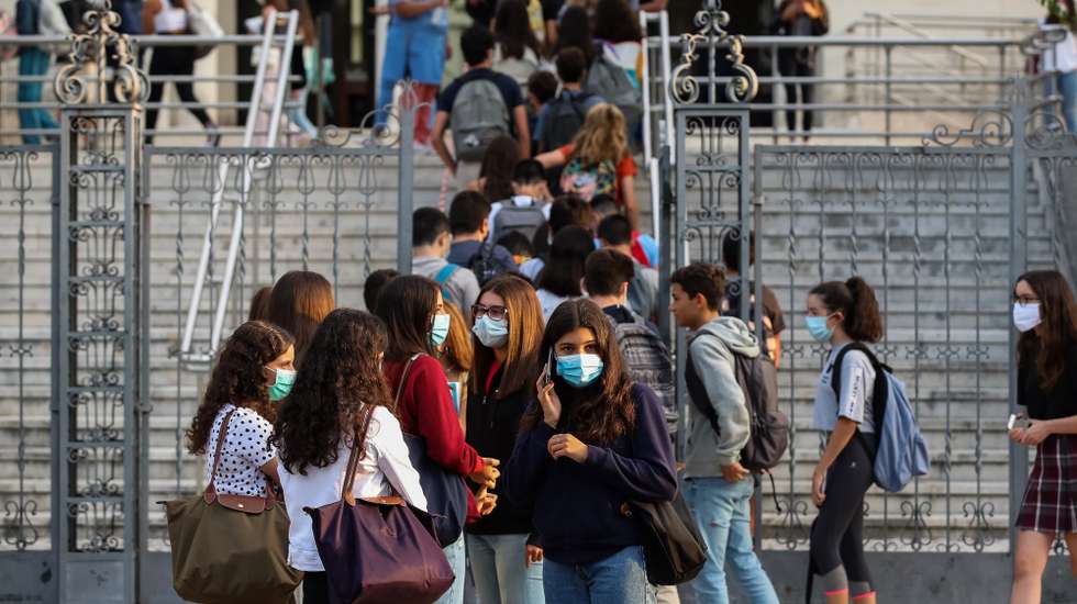 Alunos juntam-se à porta da Escola Secundária Infanta Dona Maria, no dia que assinala o regresso às aulas, com as regras no contexto de pandemia da Covid-19, em Coimbra, 17 de setembro de 2020. PAULO NOVAIS/LUSA