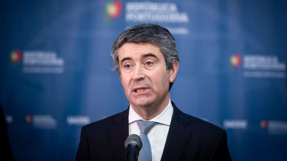 O secretário-geral adjunto do Partido Socialista, José Luis Carneiro, presta declarações aos jornalistas após a 14ª sessão de apresentação da “Situação epidemiológica da Covid-19 em Portugal”, na sede do Infarmed, em Lisboa, 12 de janeiro de 2021. JOSÉ SENA GOULÃO/LUSA