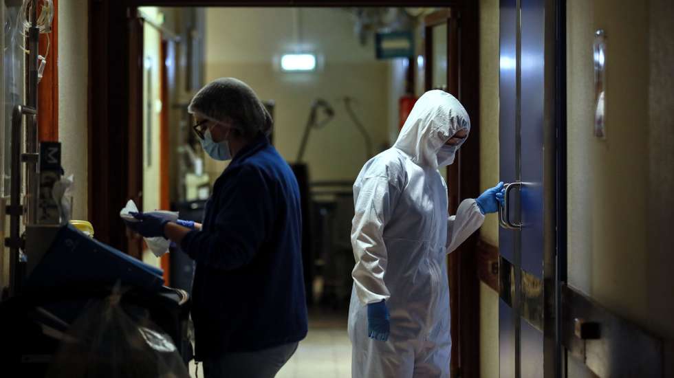 Serviço de cuidados intermédios de doentes com Covid-19 no Centro Hospitalar de Vila Nova de Gaia/Espinho, 20 janeiro 2021. No hospital de Gaia, são 101 os doentes internados em enfermarias e 15 os que estão nos cuidados intensivos, maioritariamente com 60, 70 e 80 anos.  (ACOMPANHA TEXTO DO DIA 21 JANEIRO 2021) ESTELA SILVA / LUSA