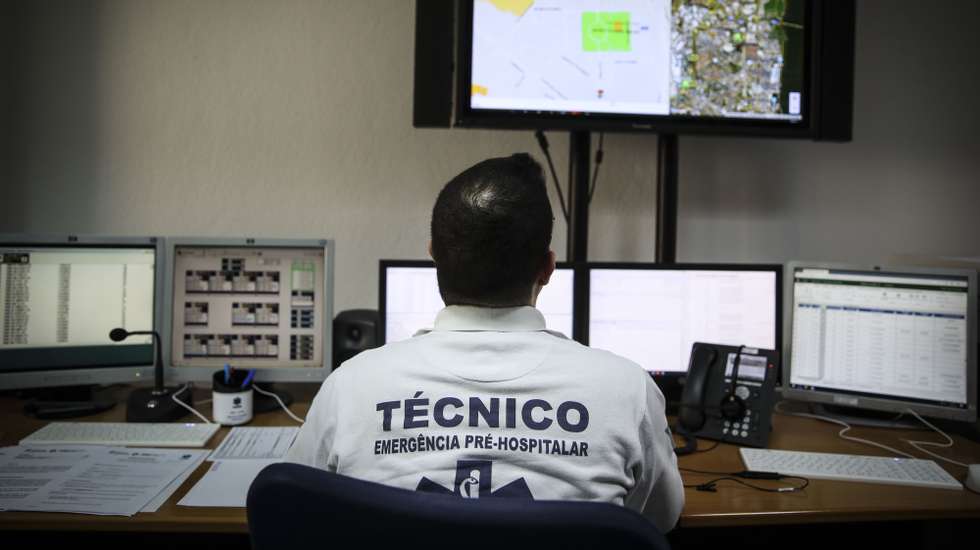 Um técnico de emergência pré-hospitalar do INEM observa o painel de ocorrencias durante o seu turno na Sala de Situação Nacional para a pandemia covid-19, Lisboa, 03 abril 2020.  (ACOMPANHA TEXTO DO DIA 05 ABRIL 2020).  ANDRÉ KOSTERS / LUSA