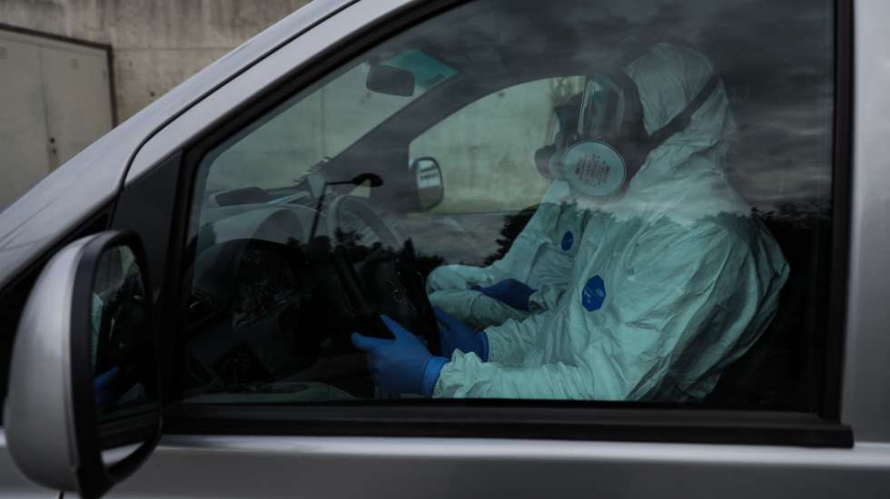 CONJUNTO DE 20 FOTOGRAFIAS: 18-20: Os funcionários de uma funerária totalmente protegidos com fato de proteção contra a contaminação radioativa e agentes biológicos, que cobre o corpo inteiro e equipados com máscara integral, transportam a urna de um homem de mais de 80 anos, que faleceu em casa vítima da covid-19 para o crematório do cemitério dos Olivais em Lisboa, 04 de abril de 2020. (ACOMPANHA TEXTO DE 07 DE ABRIL DE 2020) MIGUEL A. LOPES/LUSA