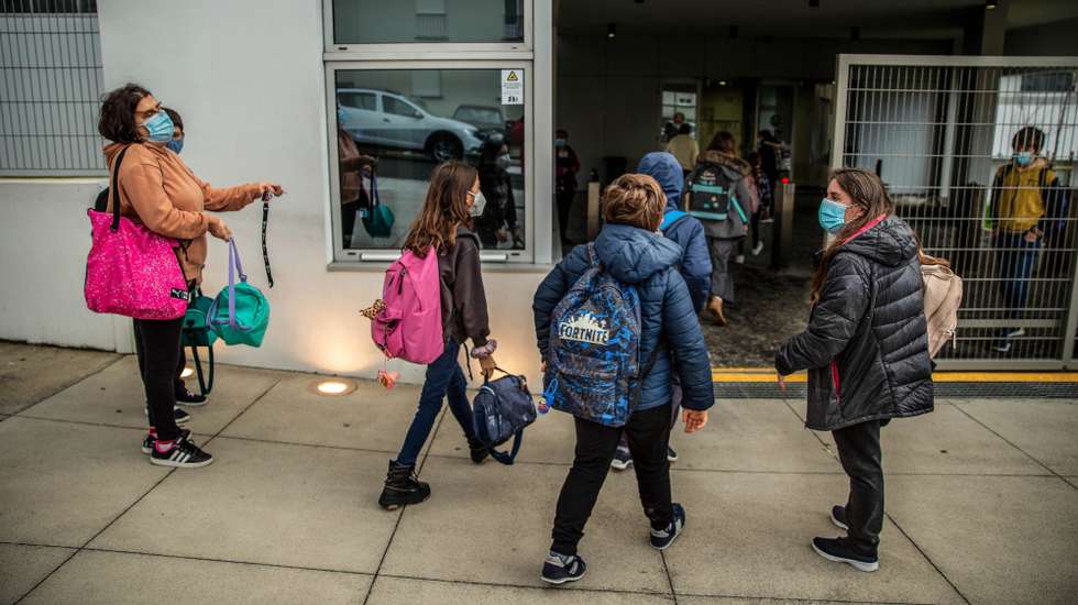 Estudantes à entrada para as aulas na escola EBI Canto da Maia, Ponta Delgada