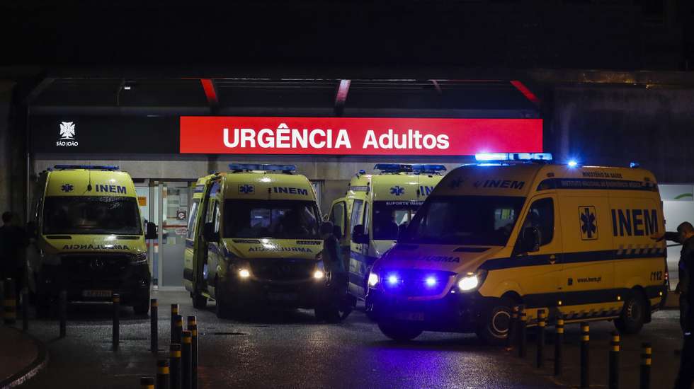 Chegada ao Hospital de São João de doentes covid-19 provenientes da região de Lisboa e Vale do Tejo (LVT), numa resposta solidária face à complexidade e à exigência daquela área do país, Porto, 3 de janeiro de 2020. JOSÉ COELHO/LUSA