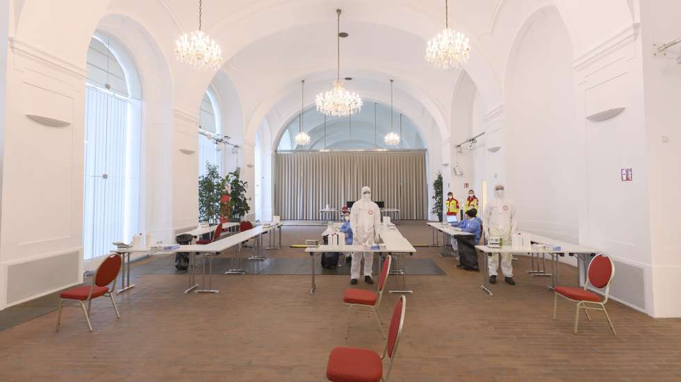 epa08987264 Health care workers at a COVID-19 test center in the Orangery of the Schoenbrunn Palace in Vienna, Austria, 03 February 2021 (issued 04 February 2021).  EPA/CHRISTIAN BRUNA