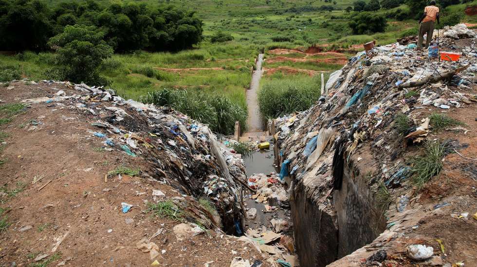 Quatro dias depois dos incidentes em que vários dos seus filhos perderam a vida, Cafunfo chora os mortos, procurando ainda os corpos das vítimas, e lamenta a perda das vidas de inocentes, Cafunfo, Cuango, Lunda Norte, Angola, 3 de fevereiro de 2021. Testemunhas ouvidas pela Lusa contam mais de 20 mortos durante os incidentes ocorridos sábado na vila mineira da Lunda Norte. (ACOMPANHA TEXTO DE 04/02/2021) AMPE ROGÉRIO/LUSA