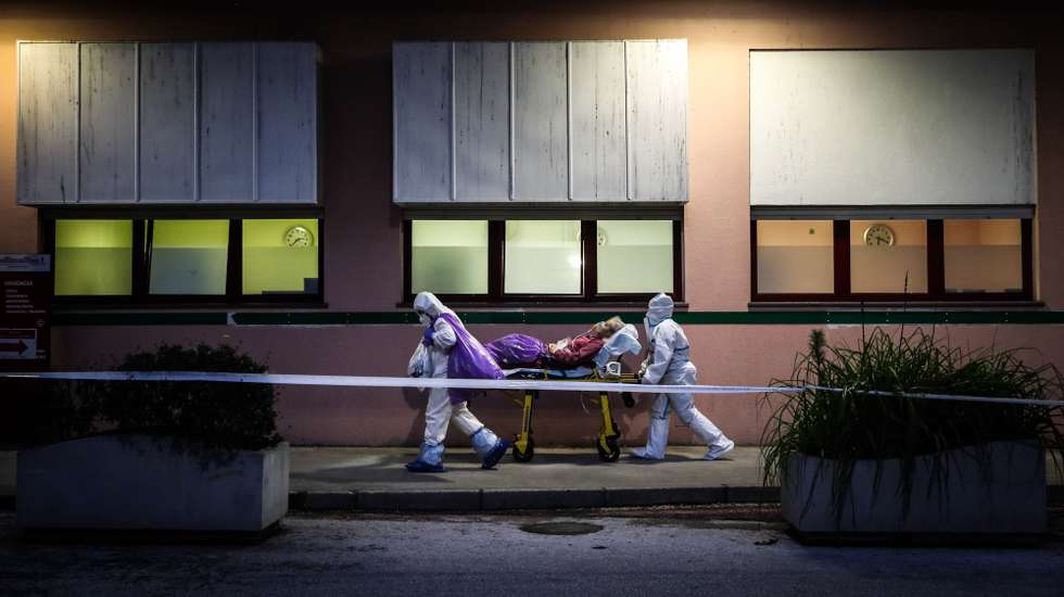 Paramedics are transporting covid-19 pacients from Amadora Sintra Hospital to Luz Hospital in Lisbon, due to the rising of hospitalizations, Amadora, Portugal, 27th January 2021. The Amadora-Sintra Hospital, in the Lisbon district, is moving a team of doctors, nurses and auxiliaries to accompany the 19 patients who are being transferred to the infirmary that will open at Hospital da Luz in Lisbon. MARIO CRUZ/LUSA