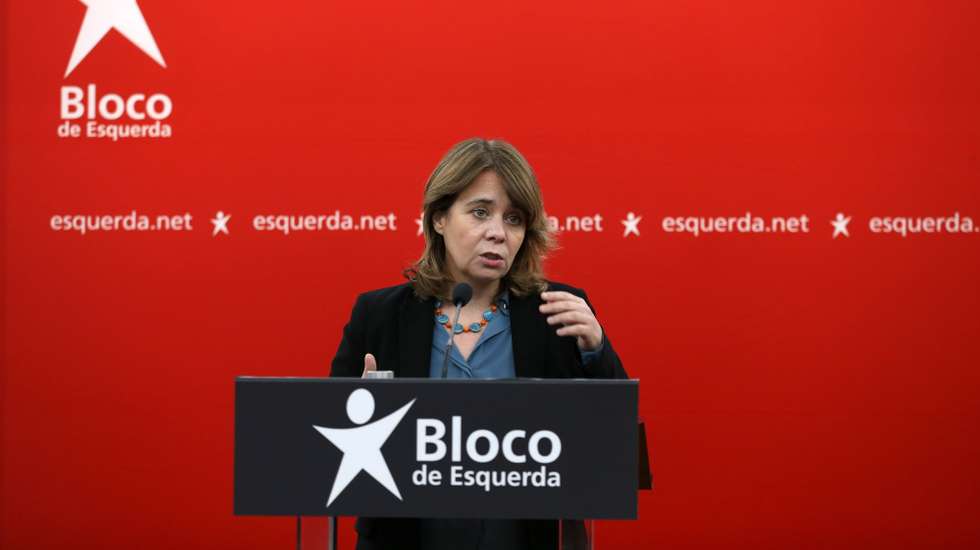Catarina Martins, coordenadora do Bloco de Esquerda (BE), fala aos jornalistas em conferência de imprensa na sede daquele partido após audiência por video conferência com o Presidente da República, Marcelo Rebelo de Sousa, sobre a renovação do estado de emergência para combater a covid-19, Lisboa, 10 de fevereiro de 2021.    MANUEL DE ALMEIDA/LUSA