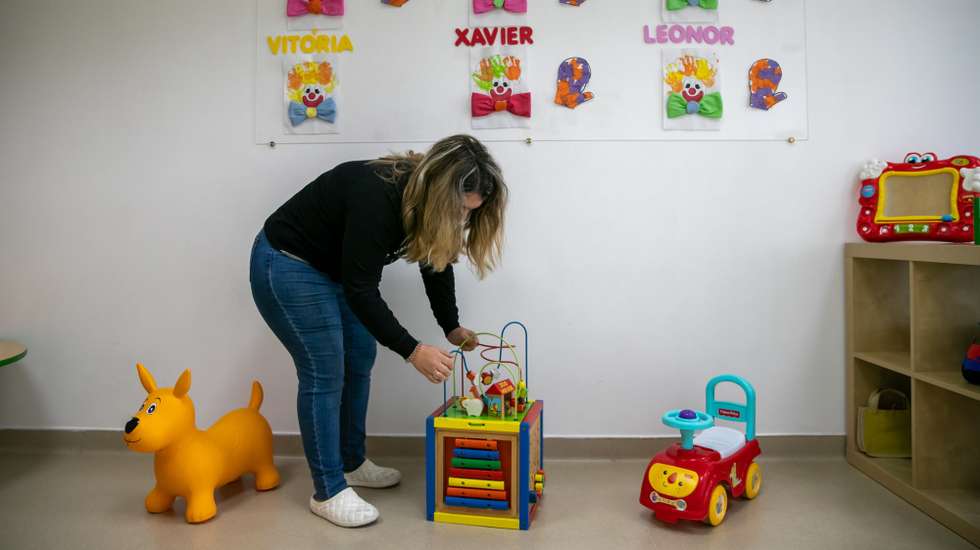 Uma educadora realiza preparativos numa sala de aula da Creche Paço de S. Francisco, em Sacavém, 14 de maio de 2020. A creche reabre dia 18 de maio, dia definido pelo Governo para a reabertura com medidas de proteção adicionais. (ACOMPANHA TEXTO DE 15 DE MAIO DE 2020). JOSÉ SENA GOULÃO/LUSA