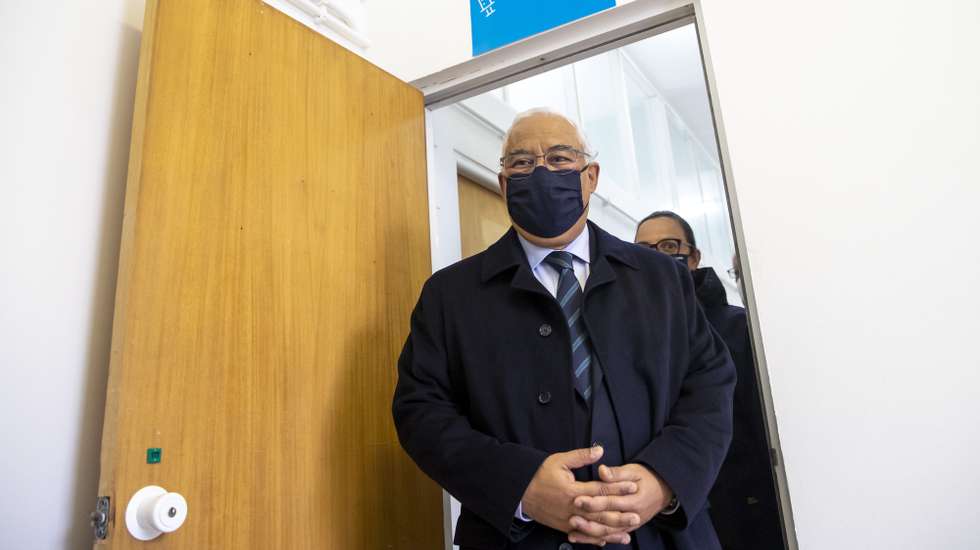 O primeiro-Ministro, António Costa, durante uma visita ao processo de vacinação contra a Covid19 dos efectivos da Guarda Nacional Republicana e da Polícia de Segurança Pública, no Quartel de Conde de Lipe, em Lisboa, 13 de fevereiro de 2021. JOSÉ SENA GOULÃO/LUSA