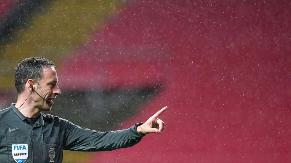 Referee Artur Soares Dias reacts during their Portuguese First League soccer match between SC Braga and FC Porto held at Braga Municipal Stadium, in Braga, Portugal, 07 February 2021. HUGO DELGADO
/LUSA