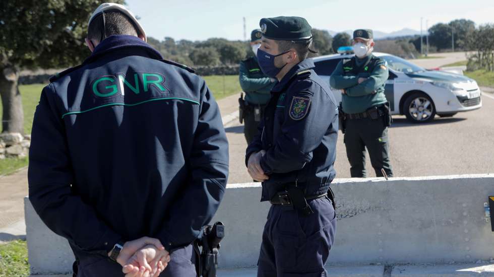 A GNR está a vigiar diariamente as doze fronteiras secundárias existentes no distrito da Guarda, ao longo de 100 quilómetros, que permanecem fechadas no âmbito das medidas do Governo para combate à pandemia da covid-19, Batocas, Sabugal, 23 de fevereiro de 2021. No distrito da Guarda, nos concelhos de Figueira de Castelo Rodrigo, Almeida e Sabugal, existem doze fronteiras, que estão temporariamente encerradas, mas que são vigiadas diariamente pela GNR e pela Guardia Civil de Espanha, como constatou a agência Lusa durante o acompanhamento de uma ação. (ACOMPANHA TEXTO DE 24 DE FEVEREIRO DE 2021). MIGUEL PEREIRA DA SILVA/LUSA