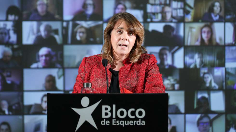 A coordenadora do Bloco de Esquerda (BE), Catarina Martins, participa num comício do Bloco de Esquerda esta tarde numa escola na Amadora, 27 de fevereiro de 2021. MIGUEL A. LOPES / LUSA