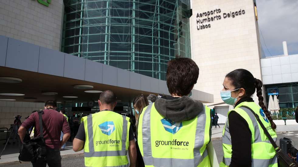 Manifestação de trabalhadores da SPdH/Groundforce, organizada pelo movimento SOS handling, em protesto pelo não pagamento de salários e despedimentos anunciados 02 de março de 2021, junto à entrada da estação do Aeroporto do Metropolitano de Lisboa.   MANUEL DE ALMEIDA/LUSA