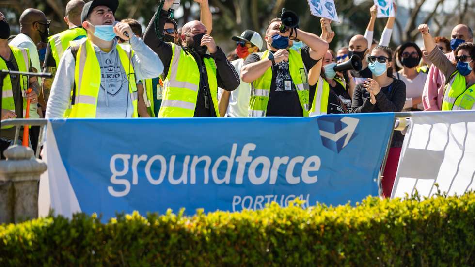 Manifestação de trabalhadores da SPdH/Groundforce convocada pelo movimento SOS handling, em protesto pelo não pagamento de salários e os despedimentos anunciados, em frente ao Palácio de Belém, em Lisboa, 15 de  março de 2021. JOSÉ SENA GOULÃO/LUSA