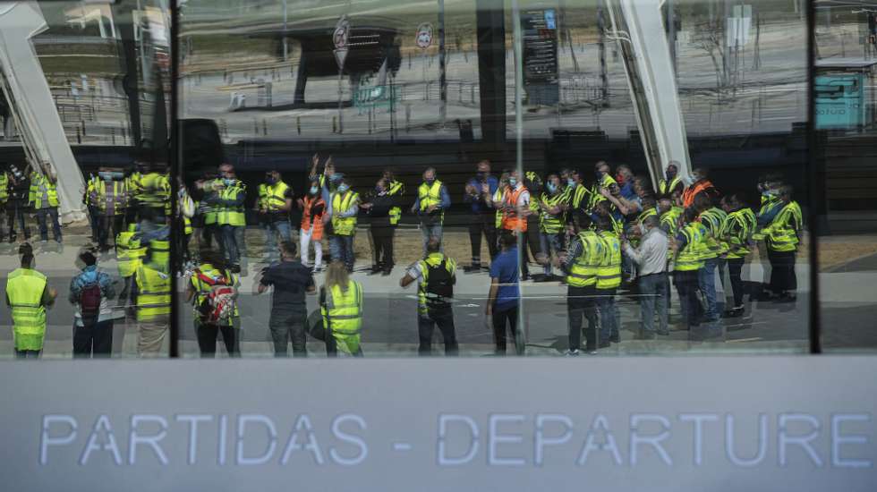 Trabalhadores da Groundforce durante a manifestação convocada pelo movimento SOS handling, em protesto pelo não pagamento de salários e os despedimentos anunciados, no aeroporto de Faro, em Faro, 11 de março de 2021. LUÍS FORRA/LUSA