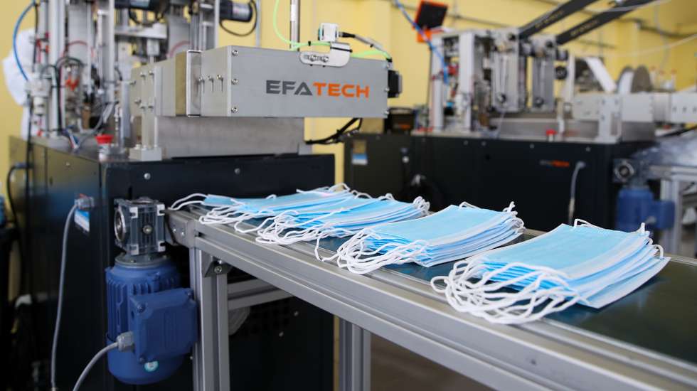 Produção de máscaras de proteção cirúrgicas na empresa Walking Habit, na Figueira da Foz, 04 de fevereiro de 2021. Criada em 2020, durante a pandemia covid-19, para produzir máscaras de proteção  a empresa Walking Habit, e já exporta 25% da sua produção, que atinge mais de quatro milhões de dispositivos mensais, (ACOMPANHA TEXTO DA LUSA DO DIA 07 DE FEVEREIRO DE 2021). PAULO NOVAIS/LUSA